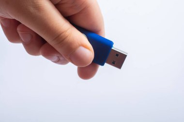 Beyaz arkaplan ile USB flaş bellek.
