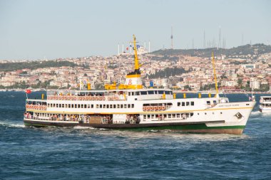 İstanbul 'da iki kıta arasında feribot kullanan yolcular.