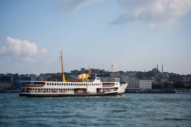 İstanbul 'da iki kıta arasında feribot kullanan yolcular.