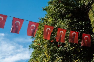 Türk ulusal bayrağı açık havada iple sallanıyor