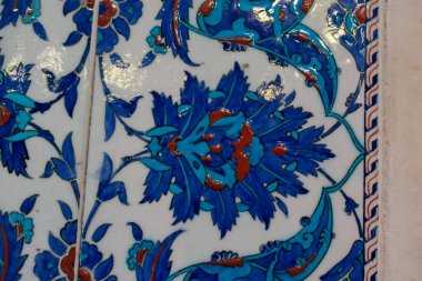 Osmanlı tarzı el yapımı, çiçek desenli Türk fayansları.