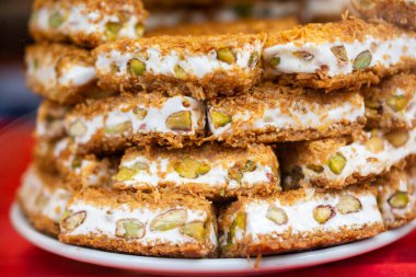 Türkiye 'nin geleneksel Kadayif tatlısı fındık tozuyla servis edilir.