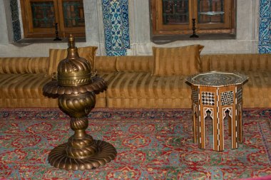 Osmanlı sehpası, üzerinde inci kakmalı.