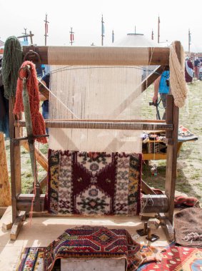 Dokuma tezgahında yapılmış geleneksel halılar