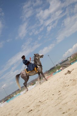 Atlı okçu at sırtında etnik kıyafetleriyle geziyor.