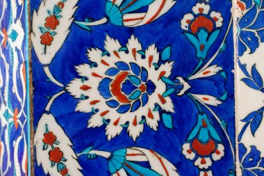 Osmanlı tarzı el yapımı, çiçek desenli Türk fayansları.