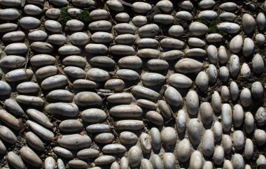 Arkaplan dokusu küçük çakıl taşlarıyla dolu.