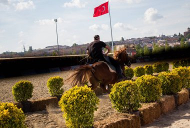 Atlı okçu at sırtında etnik giysiler içinde