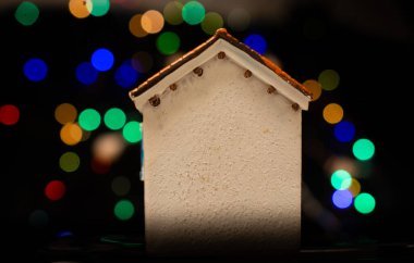 Noel ışıklarında küçük dekoratif model evler