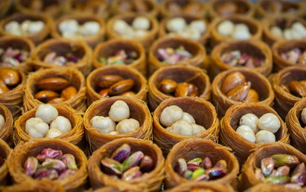 土耳其传统甜食Kadayif 用糖浆和坚果粉一起烘焙 — 图库照片