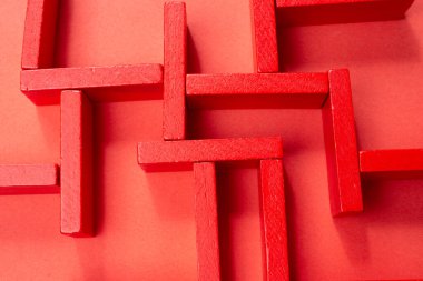 İş stratejisi, analitik, çözüm arayışı kavramı. Renkli ahşap bloklardan oluşan labirent.