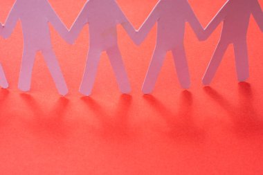 Bir grup insan ikonu. Bir organizasyonun toplantısı. Kağıt insan şeklinde kesilmiş.