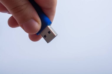 Beyaz arkaplan ile USB flaş bellek.