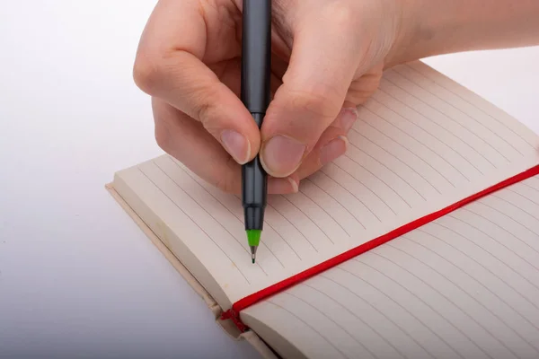 Ludzka Ręka Pomocą Pióra Zapisać Krótką Notatkę Notatniku — Zdjęcie stockowe