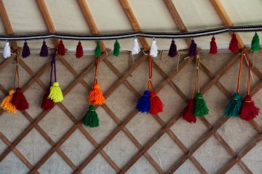 Osmanlı Türkçesi geleneksel püsküllerinin çeşitli renklerde seçilmesi