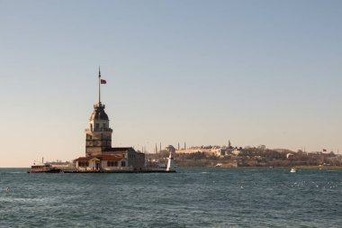 Boğaz 'ın ortasında bulunan Bakireler Kulesi