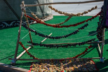 Türk marketinde kurutulmuş patlıcan, biber ve sebze asılı.