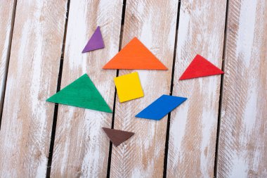 Yaratıcı ve mantıklı düşünme kavramı. Farklı renkli ahşap bloklar. Farklı renkte geometrik şekiller.