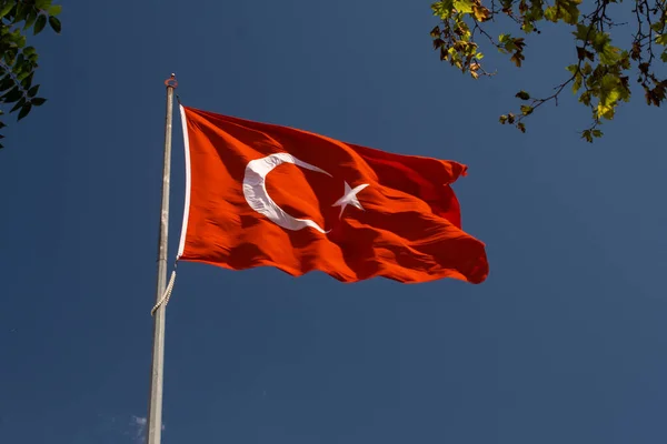 Turkisk Nationalflagga Med Vit Stjärna Och Måne Stolpe Himlen — Stockfoto