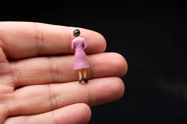 Mała Mała Kobieta Osoba Figurka Perspektywie — Zdjęcie stockowe