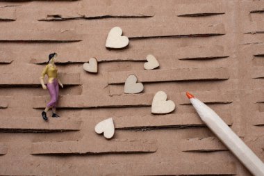 Minyatür kadın figürü. Minyatür model ve kalp, aşk konsepti.