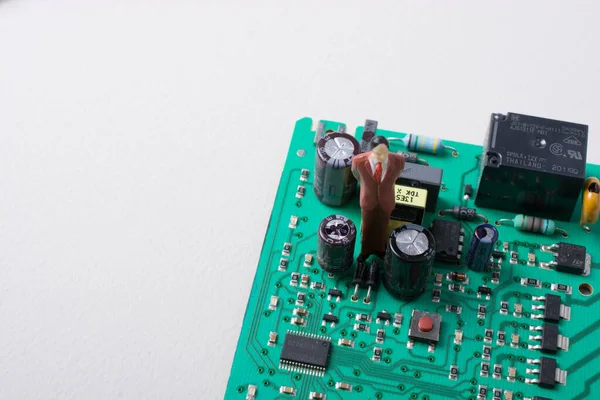 電子機器の回路基板上の男性モデルの小さな置物 — ストック写真
