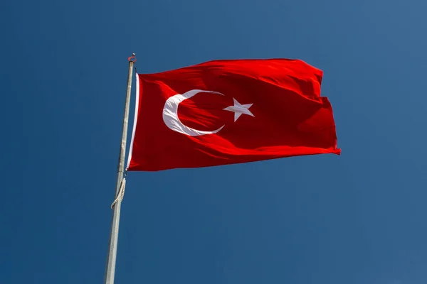 Turkisk Nationalflagga Med Vit Stjärna Och Måne Stolpe Himlen — Stockfoto