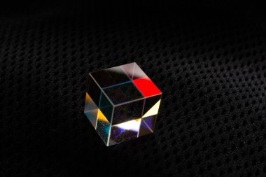 Optik cam küp ışık dağılımı, spektrum. Fizik optik ışın kırıntıları