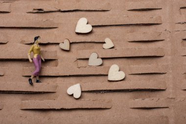 Küçük bir kadın ve erkek figürü. Minyatür model ve kalp aşk konsepti.