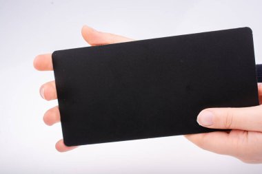 Beyaz zemin üzerinde dikdörtgen şekilli siyah uyarı tahtası