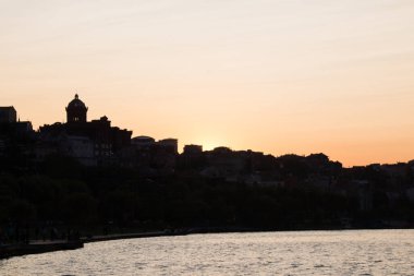 Dramatik renkli bulutlu gökyüzü Gün batımında parlayan resimli bulutlarla