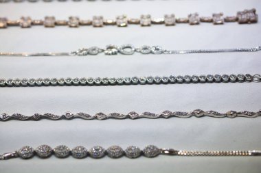 Beyaz arka planda gümüş bilezikler.