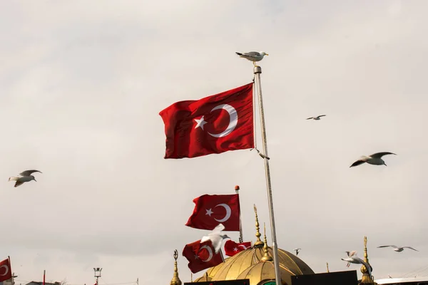 Turecká Národní Vlajka Bílou Hvězdou Měsícem Tyči Obloze — Stock fotografie