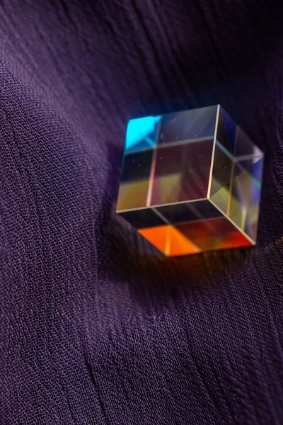 Cubo Vidrio Con Rayos Espectro Color Tela Fondo Abstracto Con — Foto de Stock