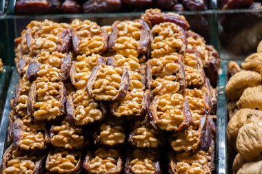 Geleneksel bir Türk dükkanında lezzetli Türk lokumu.