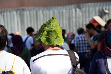 Sokakta yürüyen kimliği belirsiz insanların görüntüsü