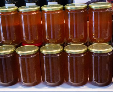 Lezzetli besin bileşeni olarak taze bal kavanozları