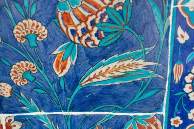 Çiçek desenli eski el yapımı fayanslar.