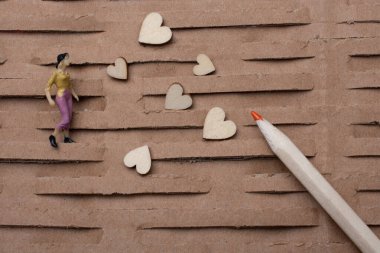 Minyatür kadın figürü. Minyatür model ve kalp, aşk konsepti.