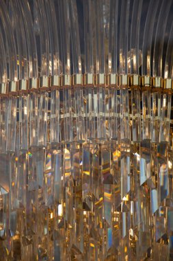 Mağazada kristal cam var.