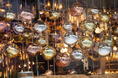 İçerideki cam lambalar.