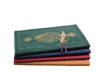 Okumak için kitap seçimi. Beyaz arkaplanda izole kitap yığını