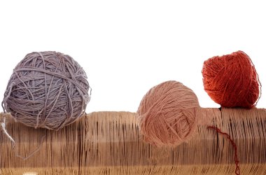 Örgü örmek için iplik. İplik derileri. Şırınga örmek, örgü örmek, el yapımı kış kıyafetleri için iplik örmek.