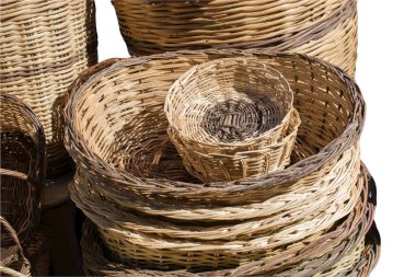 Boş ahşap sepet beyaz arka planda izole edilmiş. Alışveriş için el yapımı kırsal sepet kutusu..