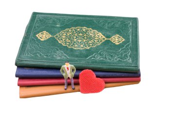 Okumak için kitap seçimi. Beyaz arkaplanda izole kitap yığını