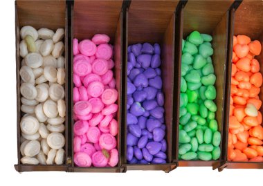 Beyaz üzerine izole edilmiş birçok ev yapımı sabun. El yapımı renkli sabun, vücut bakımı için spa banyo malzemeleri. Hijyen malzemeleri.