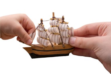 Ulaşım ve iş konsepti. Siyah arka planda tahta yelkenli..