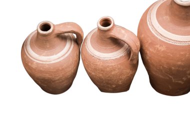 Seramik çömlek yapıyorum. Çömlek atölyesi dışarıda. Çamur desenli çanak çömlek.