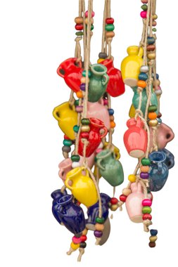 Seramik çömlek yapıyorum. Çömlek atölyesi dışarıda. Çamur desenli çanak çömlek.