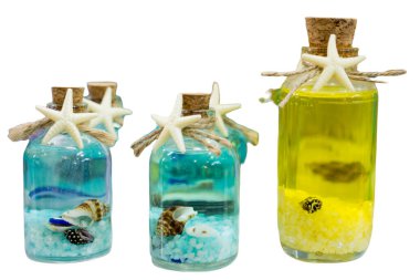 Boş arkaplanda şişe kapları